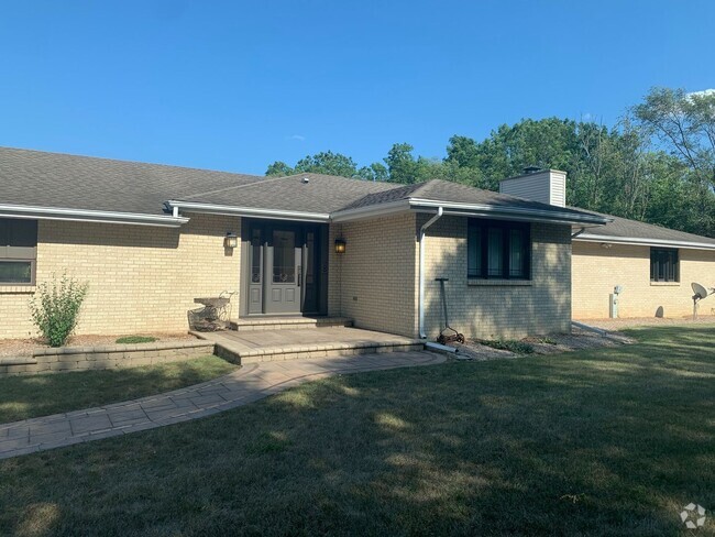 Building Photo - Beautiful Custom 4 Bedroom Ranch in a Coun... Rental
