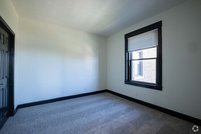 2BR, 1BA - 950SF