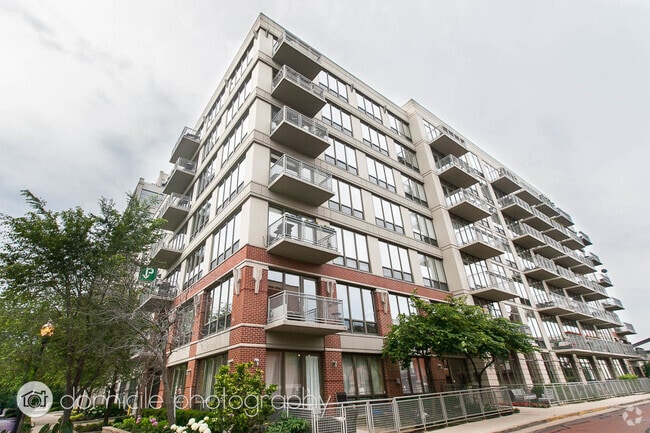 Building Photo - 1000 N Kingsbury St Unit 106 Rental