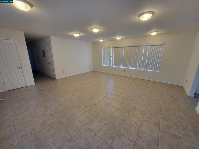 Photo - 526 Harbour Way