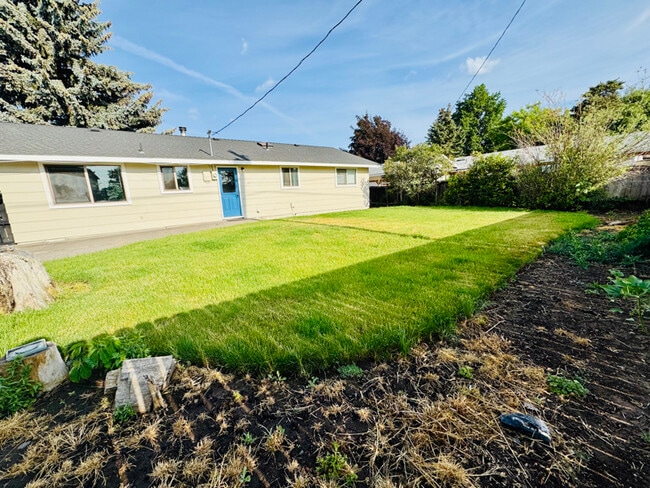 Photo - 340 SW Deer St