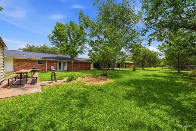 Photo - 1302 Laura Ln