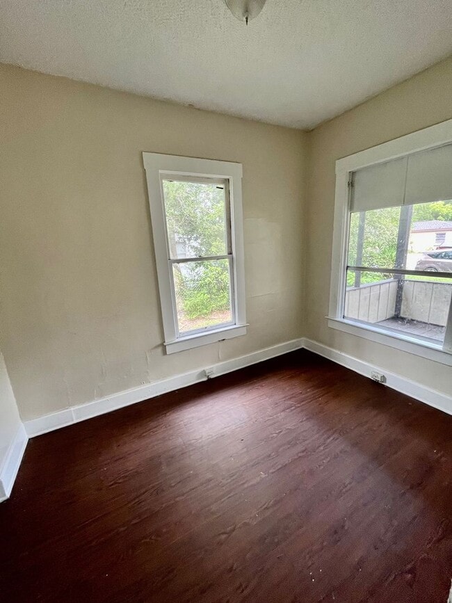 Photo - NICE 3BR/1BA Lakeland Home w/Large Covered Porch. NO APPLICATION FEE!