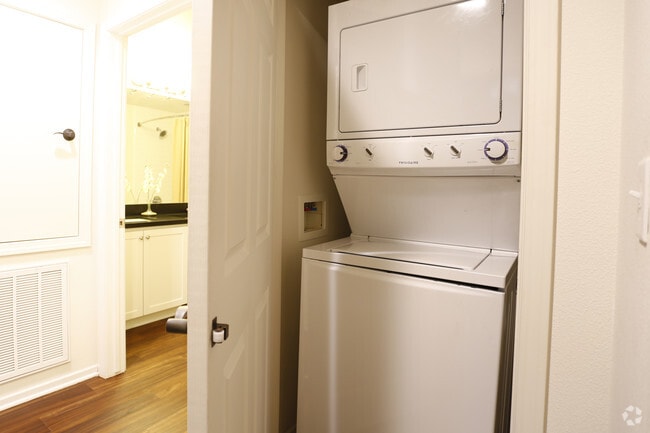 2BR, 2BA-951 SF