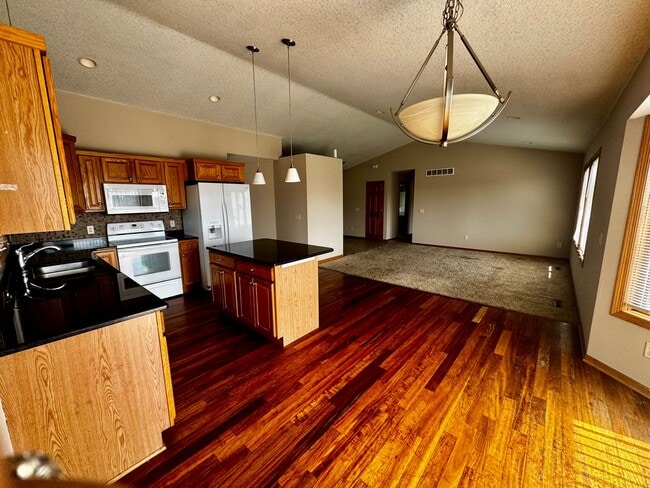 Photo - 4466-4435 35 St NW