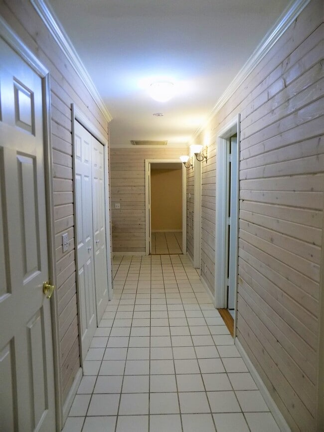 Building Photo - 1705 Ayodhya Ave Unit Apt. 01