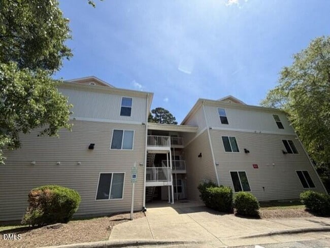 Building Photo - 4 Bed 4 Bath Condo Available for Late July Move in! Washer/Dryer Included! Parking included!