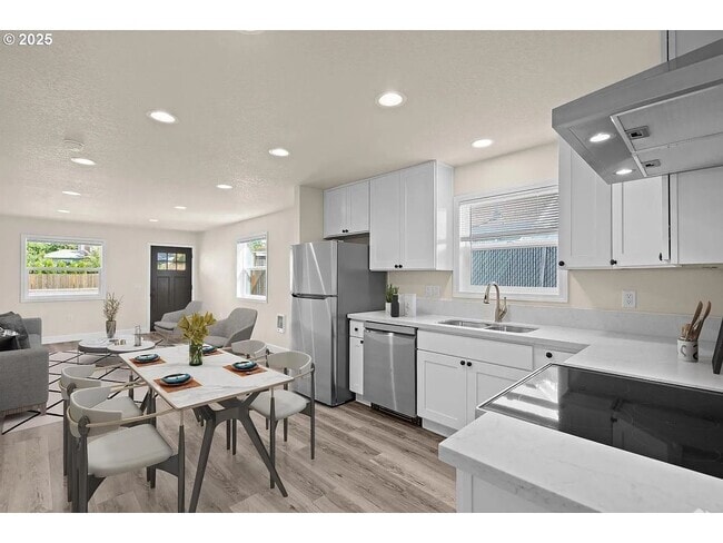 Building Photo - GPM657 - SE Raymond Ct. (T1) Unit B Rental