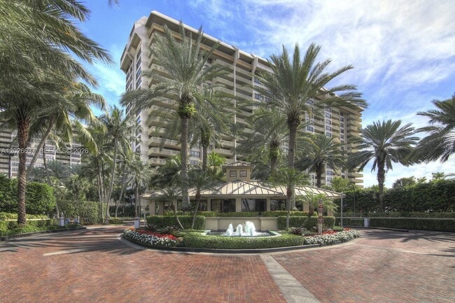Building Photo - 2 Grove Isle Dr Unit B1706