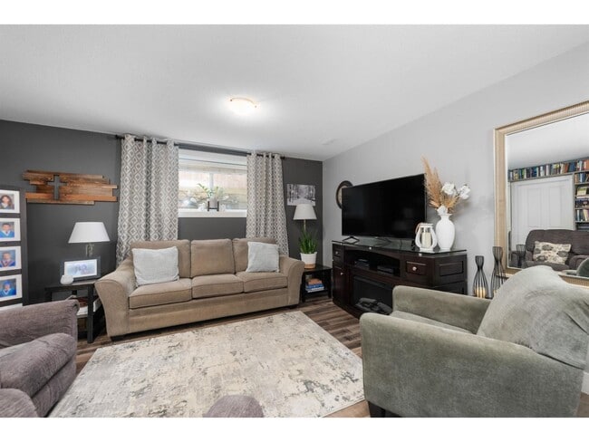 Photo - 6929-197A 197A St