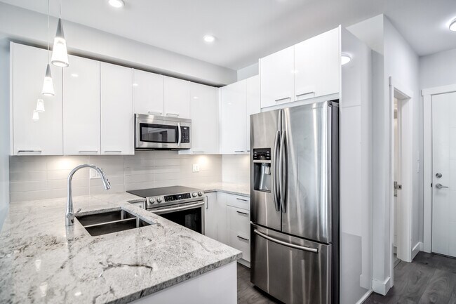 Photo - 20696 Eastleigh Cres Unit 213