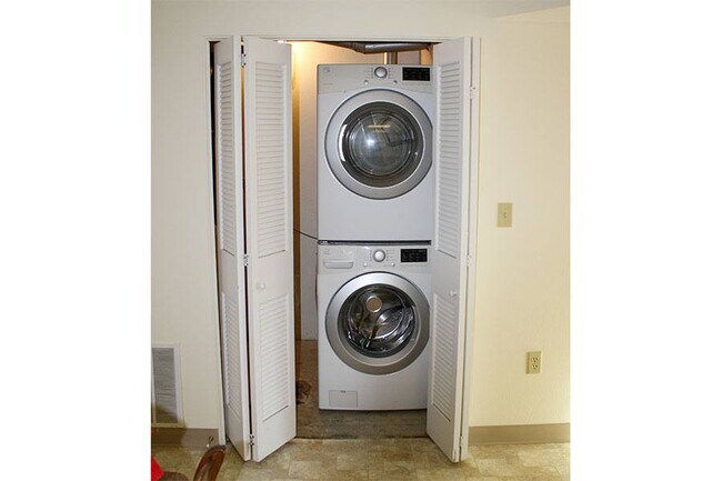 Meadow Lake of Clear Lake Apartments