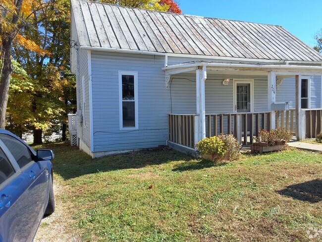 Building Photo - 204 Church St Rental