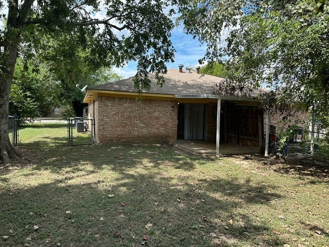 Photo - College Station - 2 bedroom - 1 bath - fenced in yard - WD connections