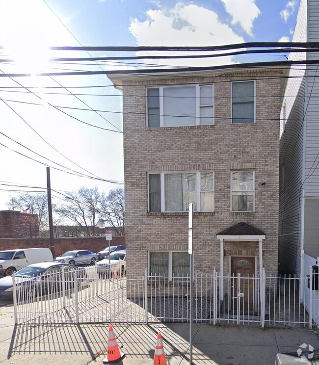 Building Photo - 13 Union St Unit 2 Rental