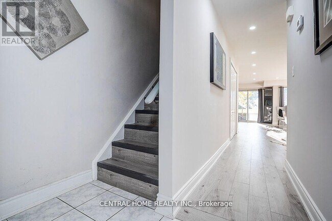 Photo - 988 Sheppard Ave W