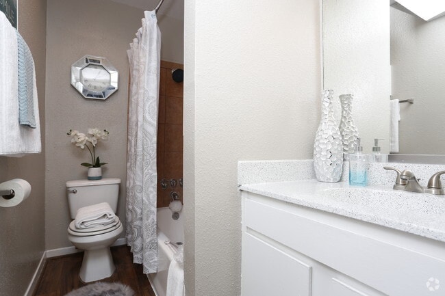 1BR, 1BA - 702SF - The Veranda Apartments