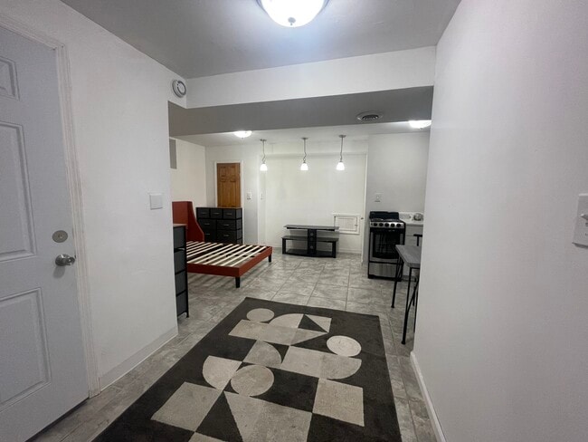 Photo - 1014 E 82nd St Unidad Apt#B-1