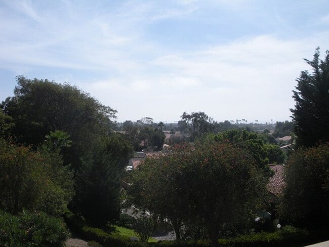 Building Photo - 3 BR Condo in Carlsbad! Close to Walking T...