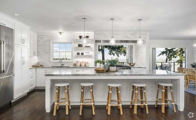 Building Photo - Stunning Luxurious Home with City Views!