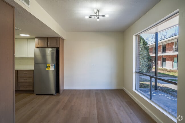 2BR, 1BA - 830SF - Dining / Living Room