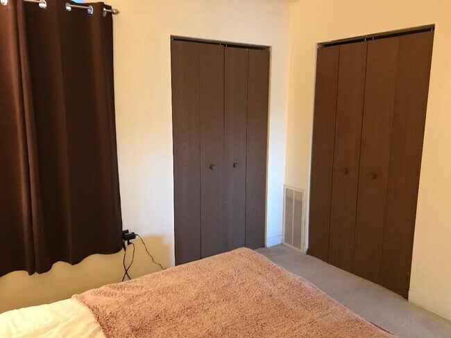 Bedroom closets - 3243 Niagara Square