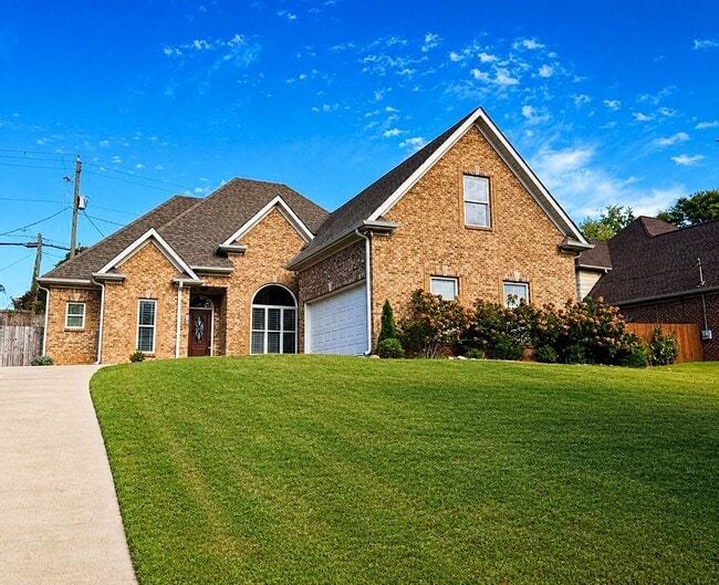 Building Photo - Size and Space in Beautiful Bluff Park