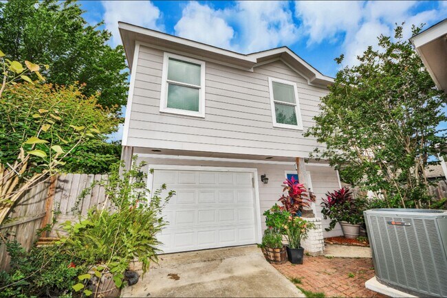 Building Photo - 109 N Eastwood St