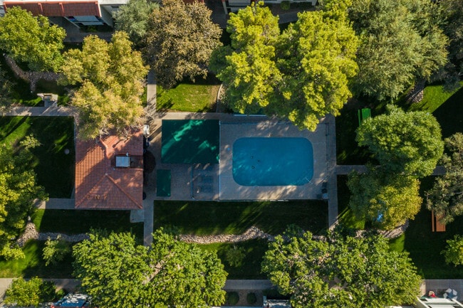 Patio encantador - North Country Club Apartments