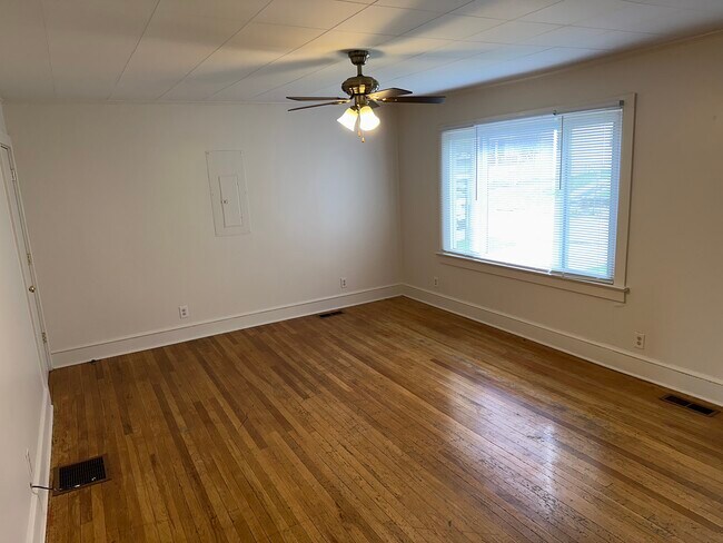 Photo - 205 Unaka St