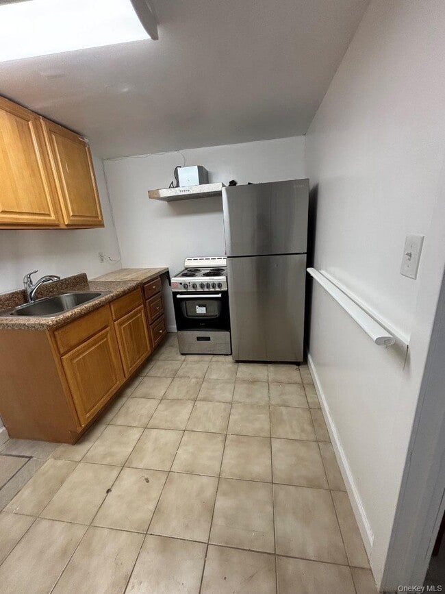 Photo - 1031 E 241st St