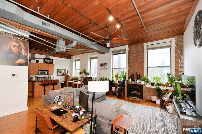 Building Photo - 126 Webster Ave Unit 1G Rental