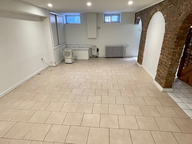 Photo - 352 Varick St Unidad 1