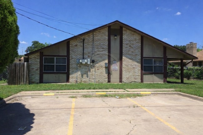 Building Photo - 2405 Shoemaker Dr