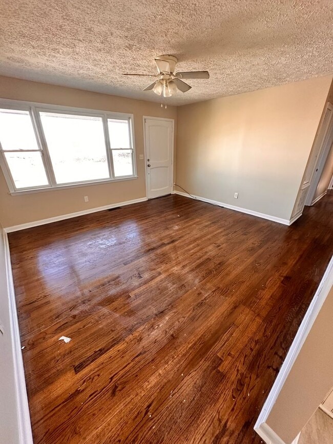 Photo - 505 Warren Rd NE