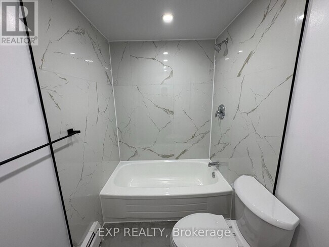 Photo - 4422 Huron St