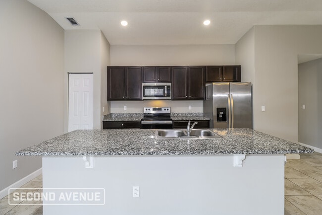 Photo - 785 Geoffrey Ave SW