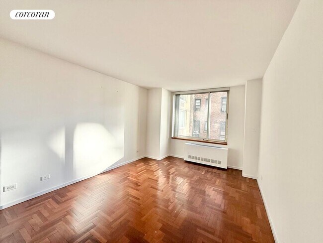 Photo - 2373 Broadway