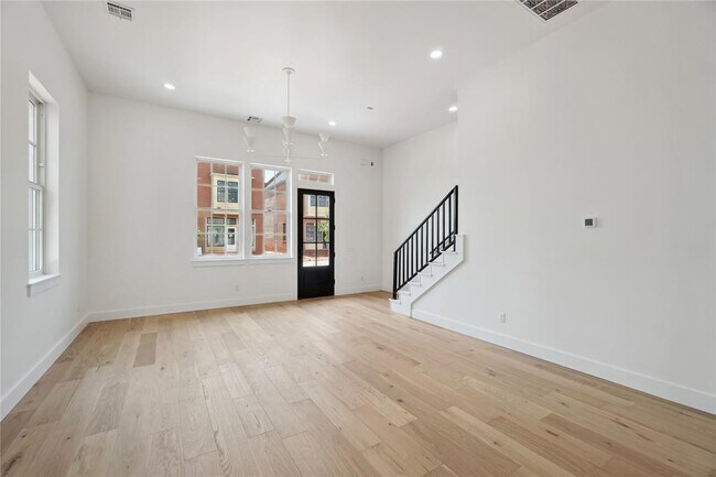 Photo - 18821 Selah Wy