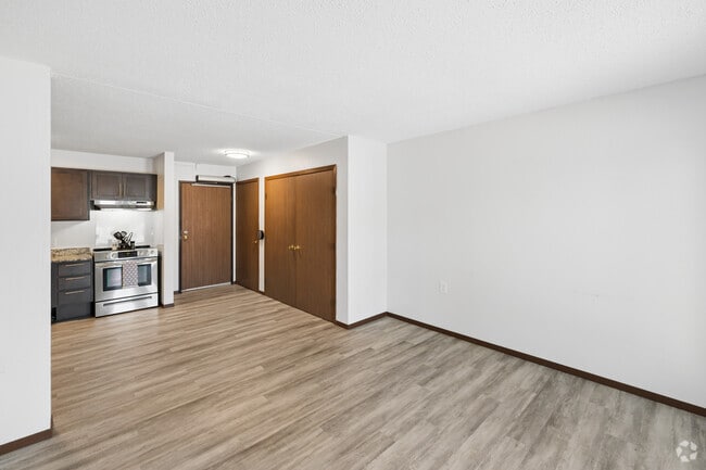 1BR, 1BA - 623SF - Living Room - Coopers Court