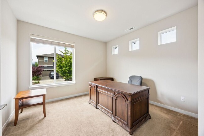 Photo - 340 Zemp Way NE