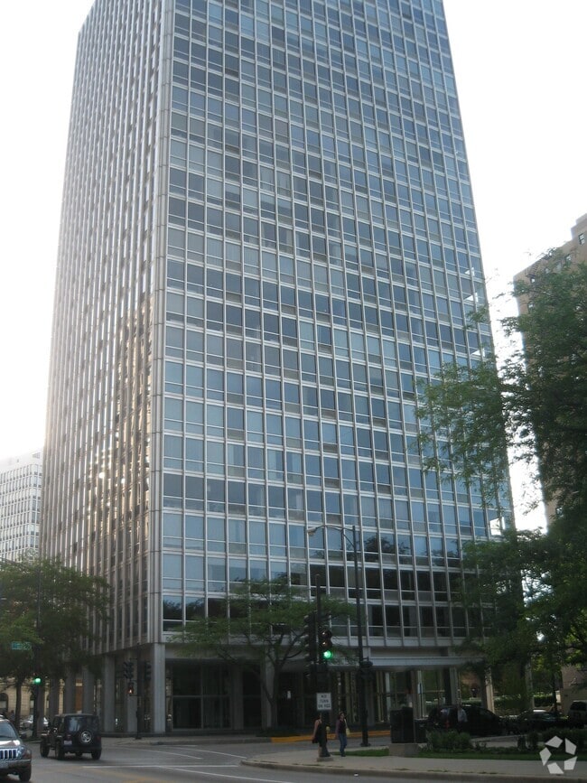 Building Photo - 2400 N Lakeview Ave Unit 904 Rental