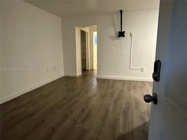 Photo - 3333 NW 5th Ave Unidad 0