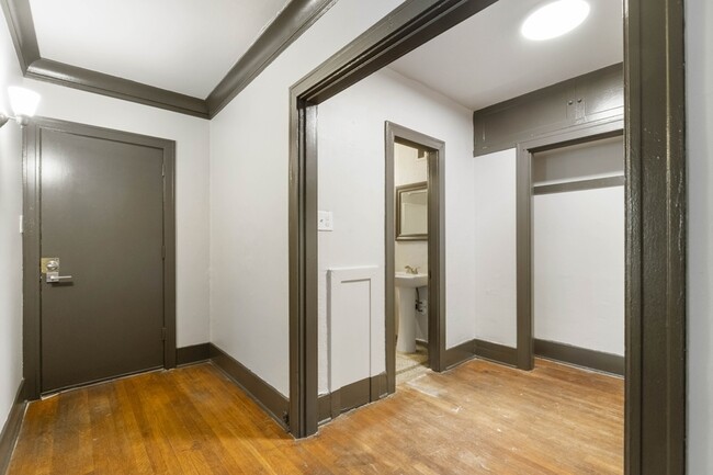 Building Photo - 16 N Broadway St Unit 24