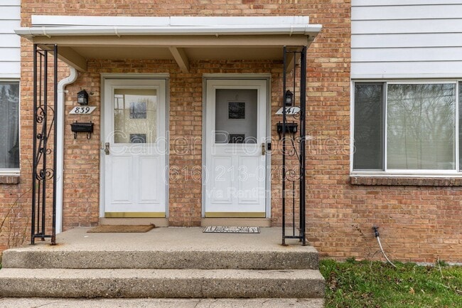 Photo - 841 Houseman Ave NE