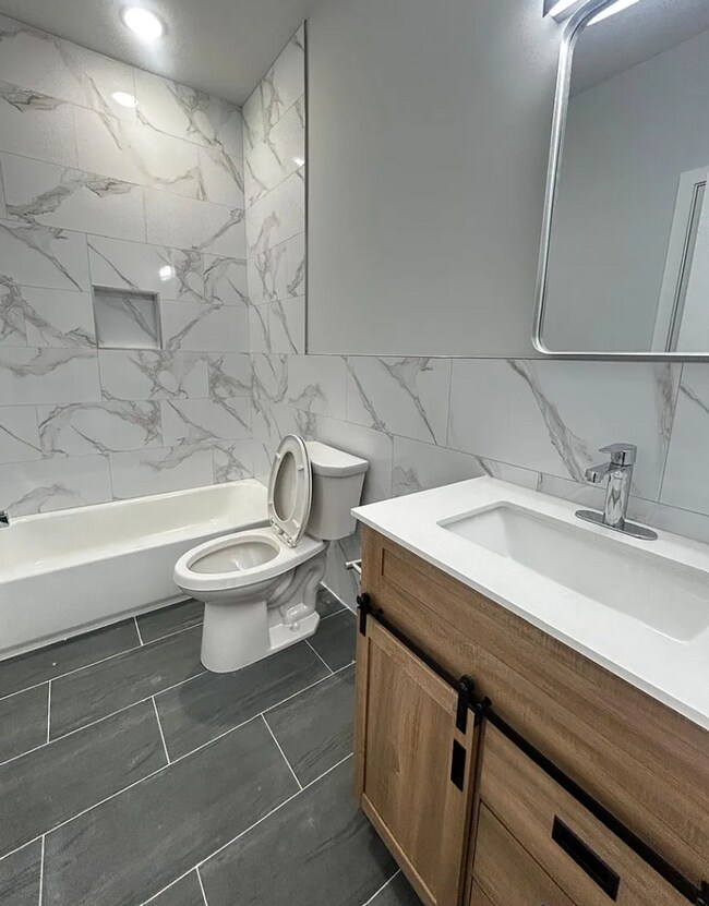 1229 W Hilton St Unit 3