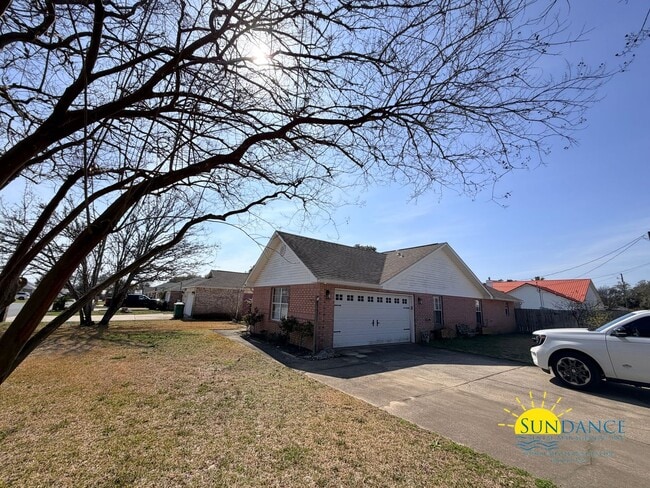 Building Photo - Charming Custom Details & Cul-de-Sac Living in Mary Esther!