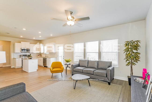 Photo - 900 Juniper Ln