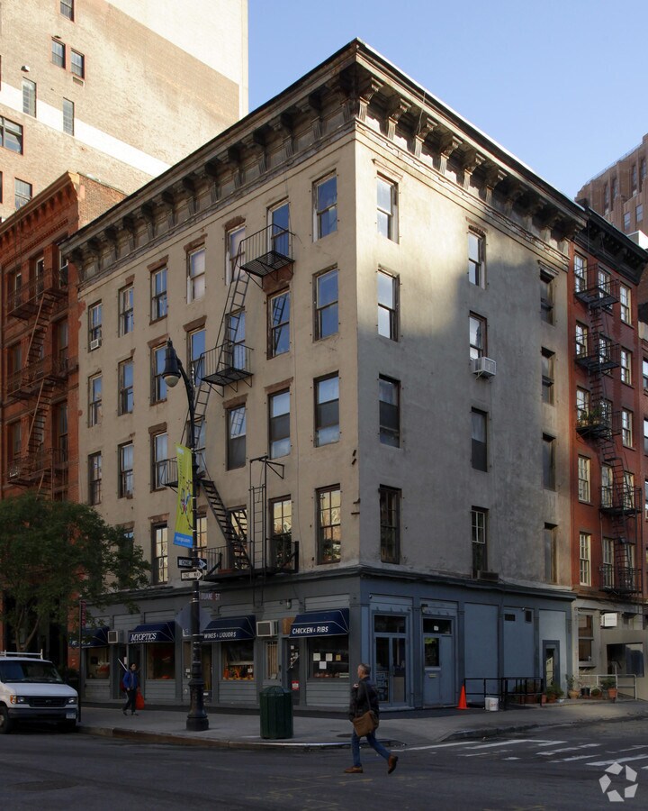 Photo - 325-327 Greenwich St