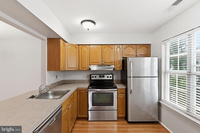 Photo - 321 Delancey Pl Unit B